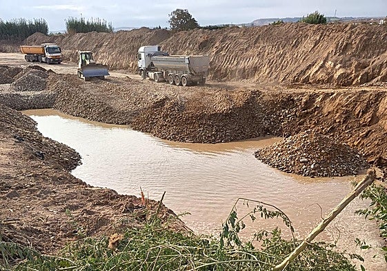 El agua ha anegado una zona de la obra ferroviaria en Rincón.