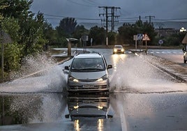 Un coche circula tras un episodio de fuertes lluvias, en una imagen de archivo.