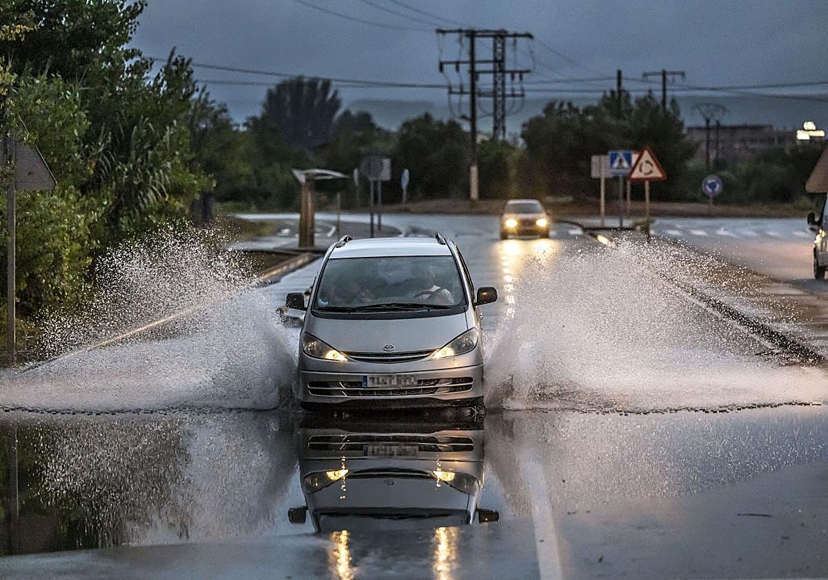 Un coche circula tras un episodio de fuertes lluvias, en una imagen de archivo