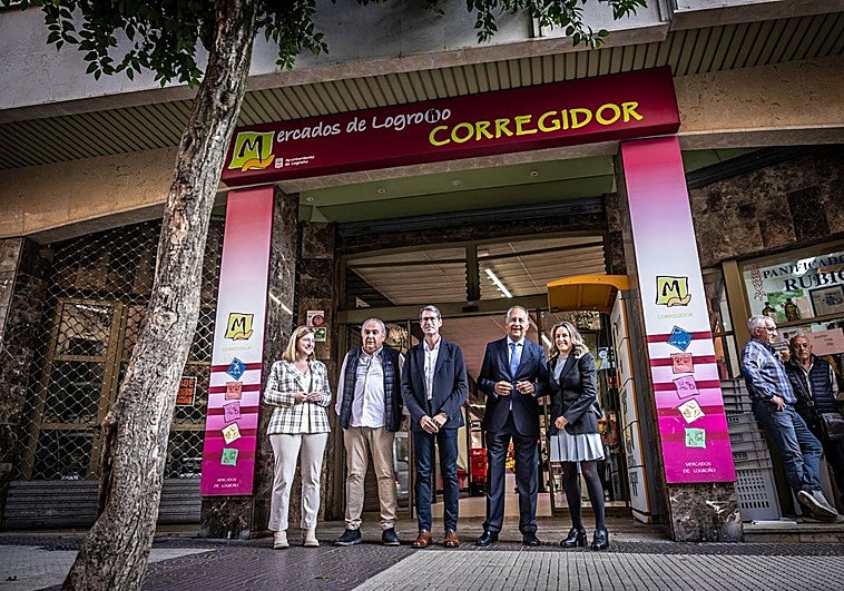 Gonzalo Capellán a Enrique Rituerto (izquierda), Eduardo de Luis Olloqui (derecha), Noemí Manzanos Martínez, entre otras autoridades durante el aniversario del mercado.