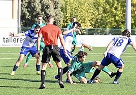 Álvaro García intenta quedarse con el balón desde el suelo en el partido del sábado anre la Mutilvera.