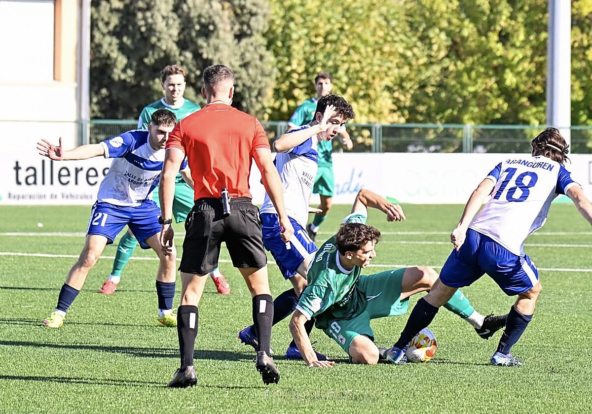 Álvaro García intenta quedarse con el balón desde el suelo en el partido del sábado anre la Mutilvera.
