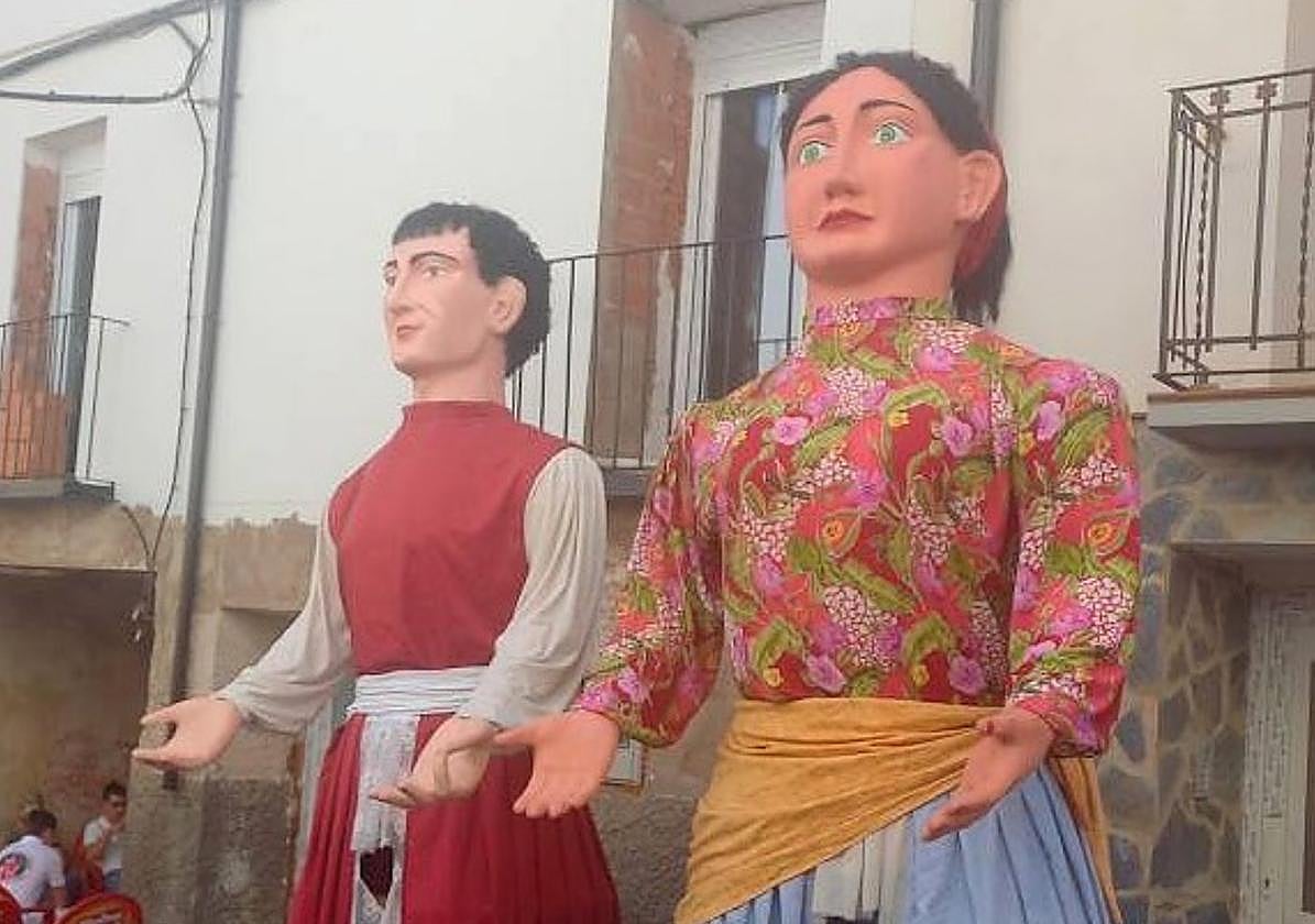 Los dos gigantes de la comparsa de Cervera.