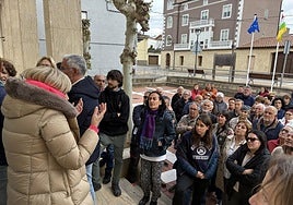 La alcaldesa daba explicaciones a los vecinos antes del pleno que aprobó impedir la construcción de la planta.
