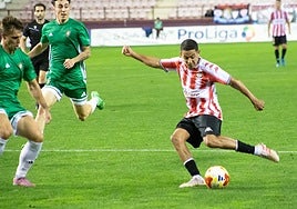 Bilal se prepara para golpear con su piernas izquierda.