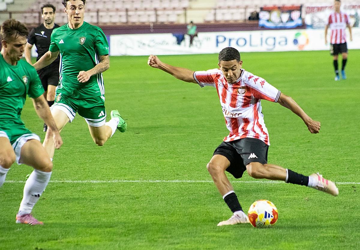 Bilal se prepara para golpear con su piernas izquierda.