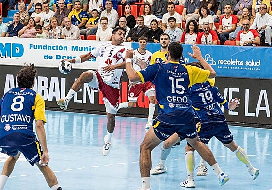 Lombardi intenta el lanzamiento en la posición ante el Valladolid.