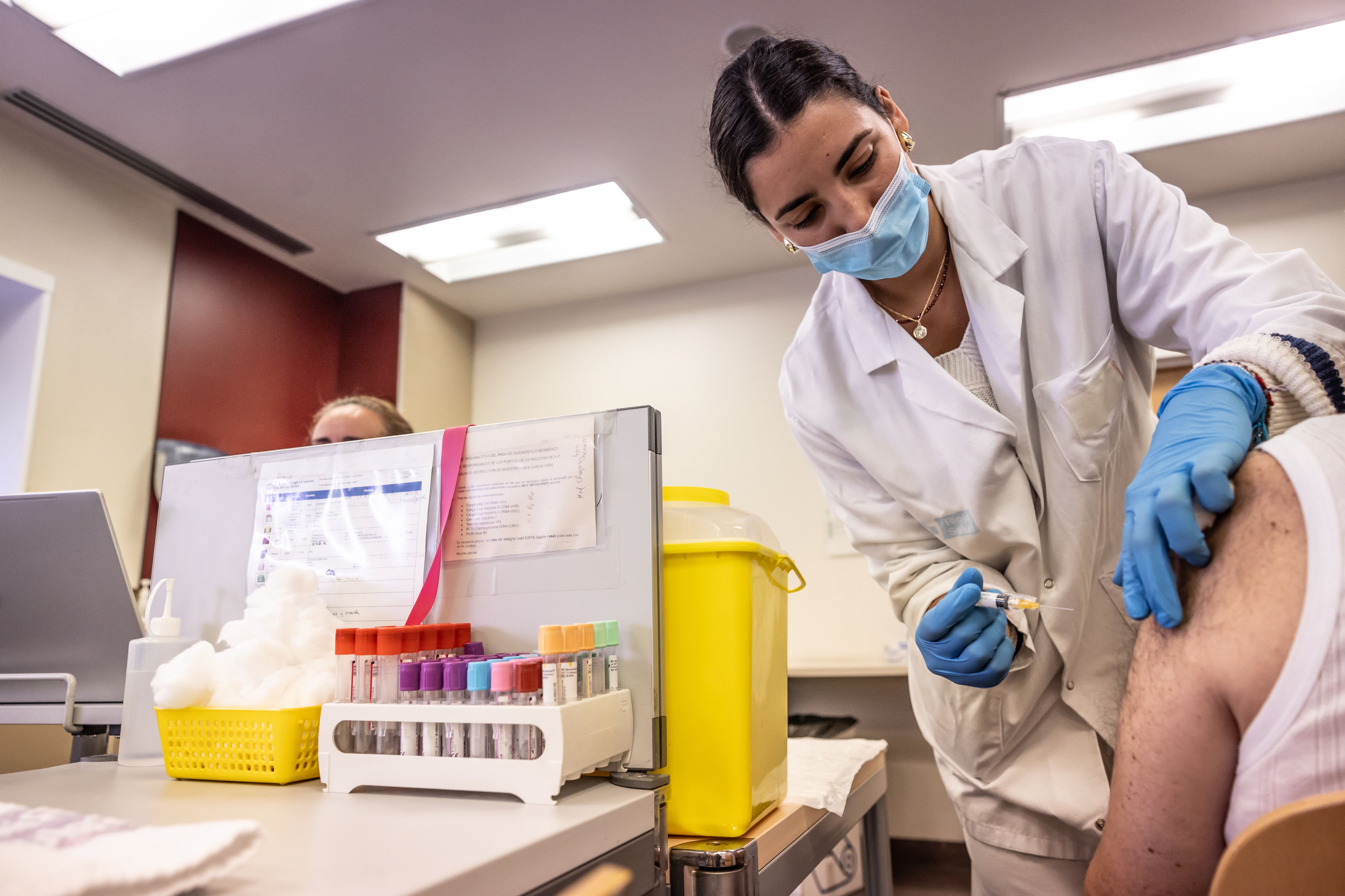 Una enfermera del centro de salud de Cascajos administra la vacuna de la gripe a un paciente.