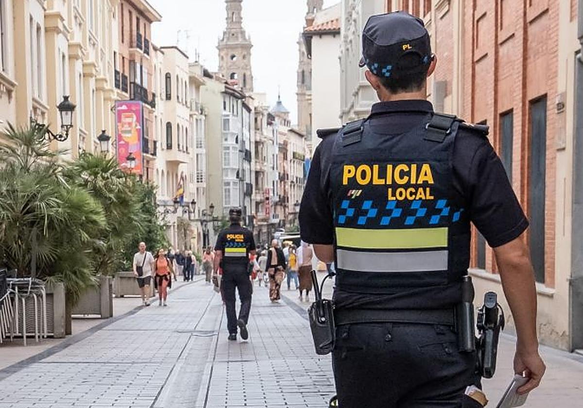 Policías Locales, de patrulla por la calle Portales de Logroño.