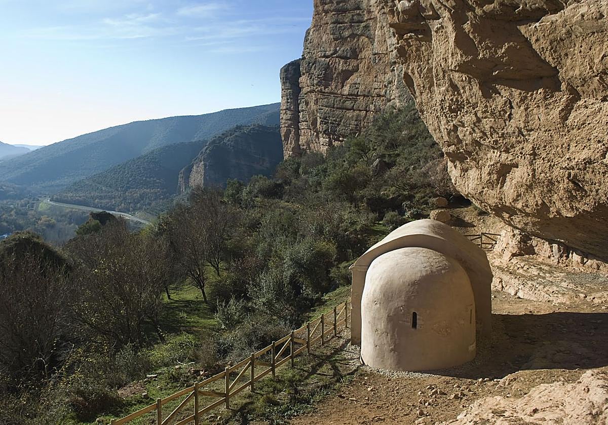 La ermita de San Esteban de Viguera, enclavada en una oquedad de una peña.