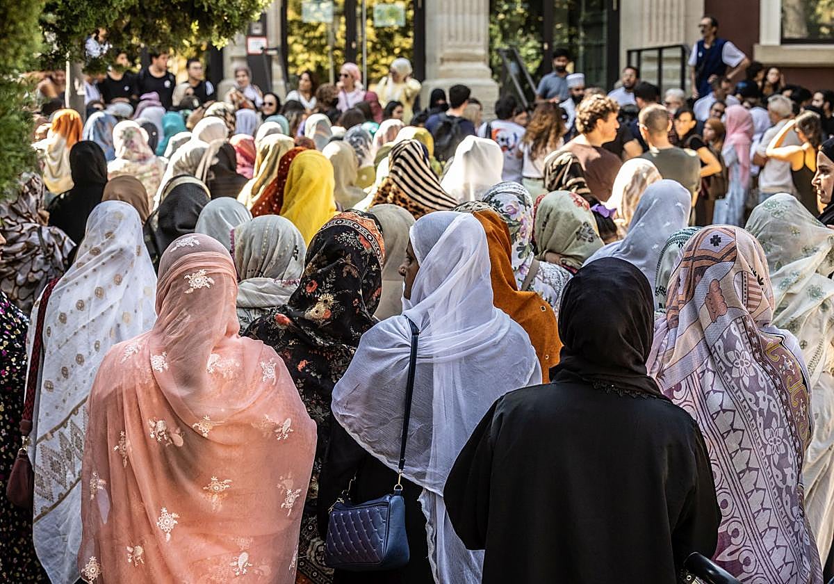 Protestas junto al IES Sagasta por la prohibición del uso del velo.