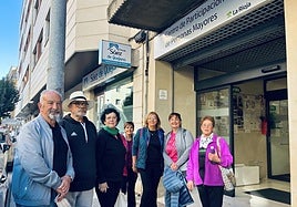 Usuarios del Centro de Participación Activa de Santo Domingo posaban en la entrada del centro, ayer.