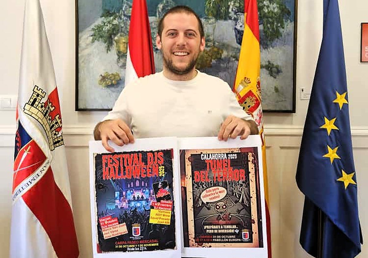 Iván Jiménez, con los carteles de las actividades para Halloween.