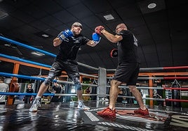 El púgil aspirante al título nacional, Gazi Khalidov, practica con su entrenador, José Ignacio Barruetabeña, sobre el ring del K.O Warrior Club en Logroño.