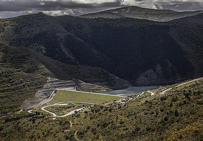 Embalse. Vista panorámica de la presa de Terroba desde la carretera de acceso a la aldea Luezas, con la ermita de Serrias al fondo.