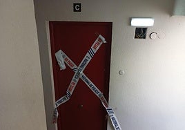 Piso donde se registró la deflagración con el correspondiente precinto policial, este miércoles.