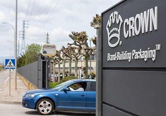 Instalaciones de la planta de Crown Packaging, dedicada a fabricar envases metálicos, en el polígono El Sequero, en Agoncillo.