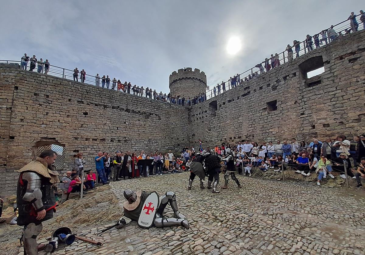 Luchas cuerpo a cuerpo en el castillo durante las Jornadas de Artesanía Medieval de Cornago de 2024.