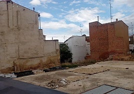 Solar bajo el que se encuentran las cloacas romanas en la calle San Andrés en el casco antiguo y puerta por la que se accede a los restos arqueológicos.