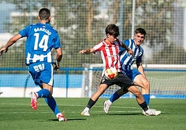 Manex Rezola controla el balón durante el primer encuentro disputado en Ibaia y que se saldó con la única derrota blanquirroja.