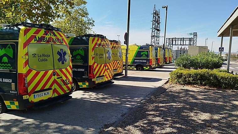 Ambulancias, junto a Urgencias del San Pedro, este miércoles.