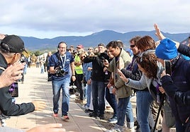 Un dron vuela entre la pasarela de participantes en una de las exhibiciones de la edición anterior.