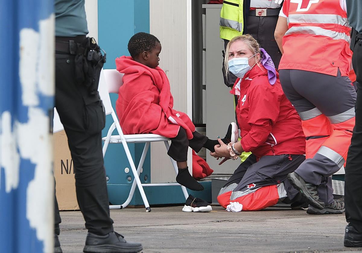 Un menor es atendido por Cruz Roja a su llegada a Canarias.