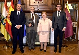 Carlos Ruiz del Castillo, con su libro en la mano, durante la presentación en el Centro Riojano en Madrid.