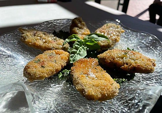 Magret rebozado sobre kale, sal gruesa y un hilo de miel.