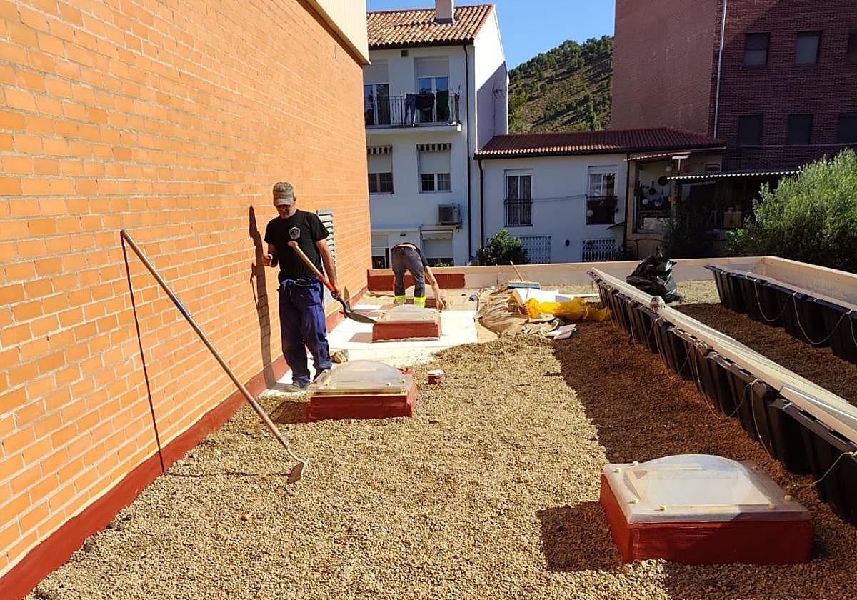Trabajos en el polideportivo municipal.