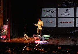 Rafa Ocón, director del evento, junto al 'Perro bot' en el teatro Bretón de Haro.