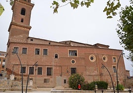 Estado de la fachada sur de la iglesia de San Andrés tras el derribo de la tercera planta, destinada antiguamente a viviendas para los sacerdotes.