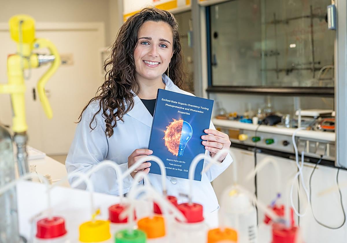 La doctora Beatriz Peñín posa con su tesis en el laboratorio del Complejo Científico-Tecnológico en el que la ha llevado a cabo.