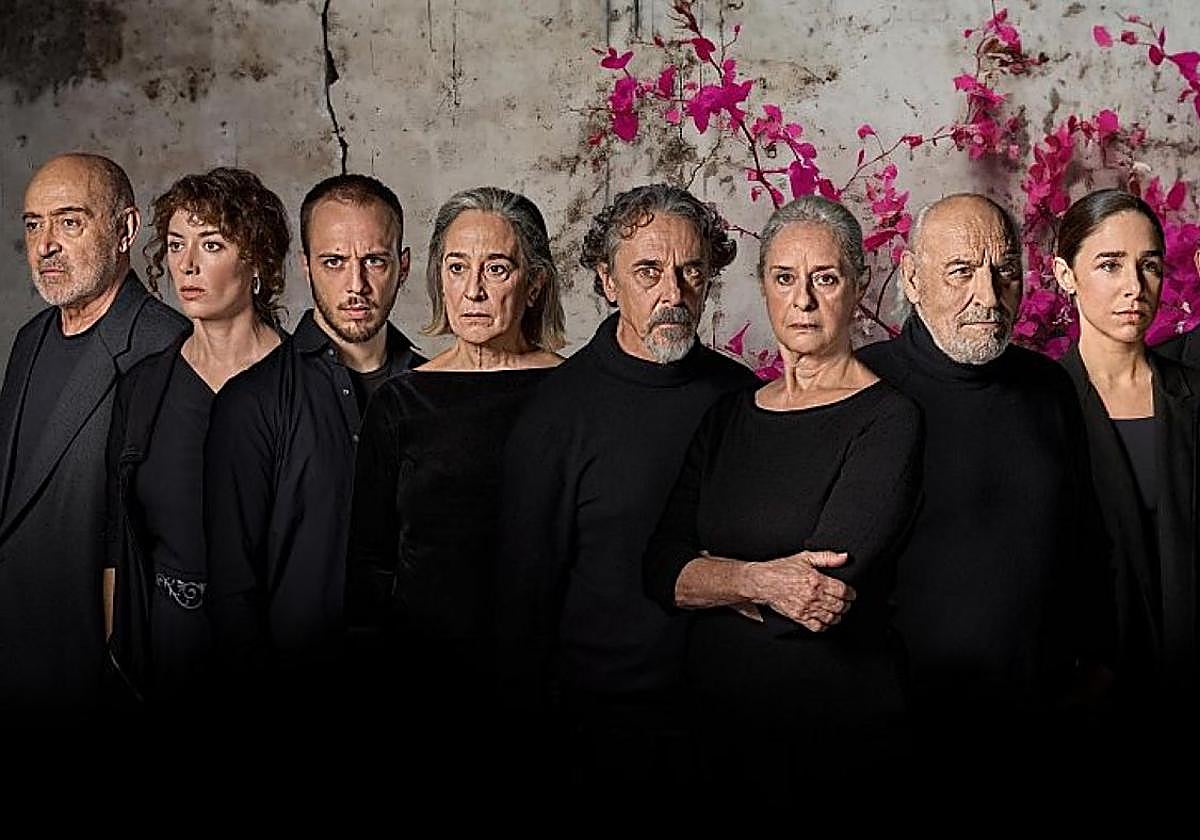 Elenco de 'Todos pájaros', con Vicky Peña y Pere Ponce (en el centro), entre otros intérpretes.