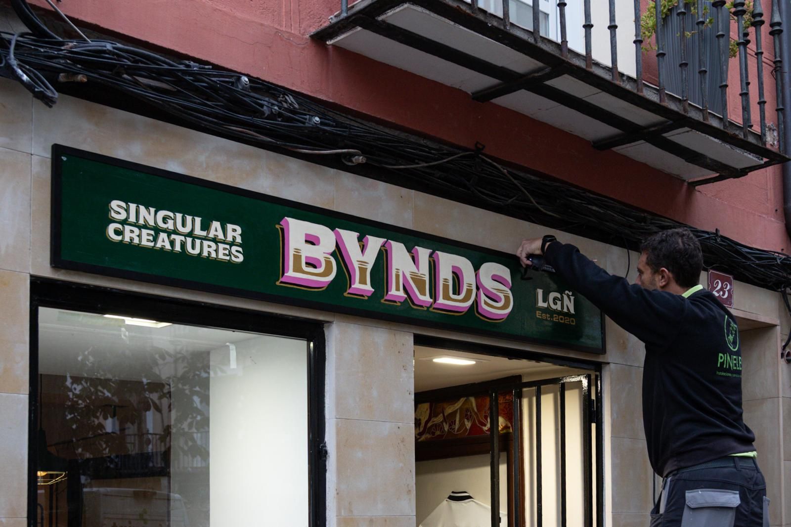 Colocación del letrero de Bynds este viernes.