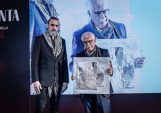 Jesús Vicente Aguirre recibió el galardón de manos de Jonás Sainz.