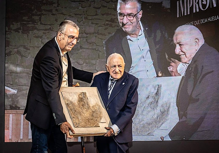 Alberto Gil le entregó el premio a Manuel Ruiz Hernández, uno de los protagonistas de la gala.