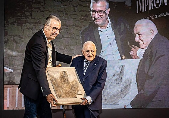 Alberto Gil le entregó el premio a Manuel Ruiz Hernández, uno de los protagonistas de la gala.