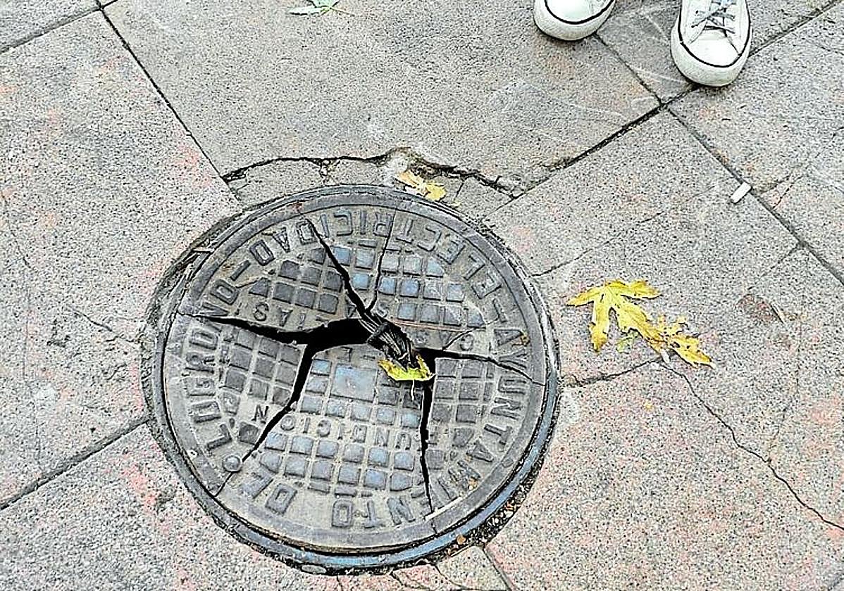 Una tapa de registro rota junto al parque en Ciriaco Garrido, hoy en La Guindilla