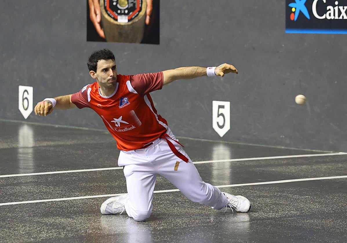 Acrobático remate de Altuna III en un partido anterior.