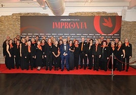 Jesús Vicente Aguirre posa en el centro junto al coro Con Dos Bemoles instantes antes de la gala de entrega de los Premios Impronta celebrada en Bodegas Franco Españolas.