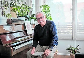 Jesús Vicente Aguirre, sentado al piano en su casa en Logroño.