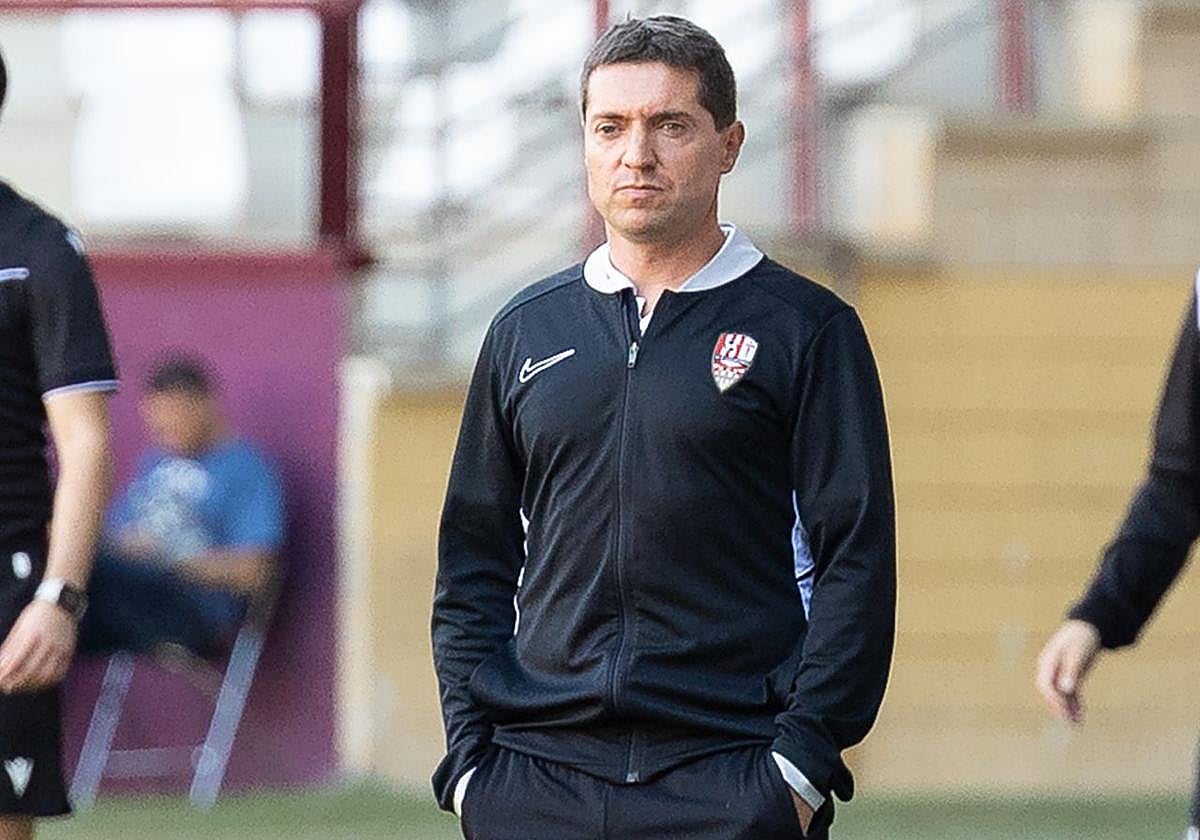 Unai Mendia, entrenador de la UD Logroñés, sigue el juego de su equipo.