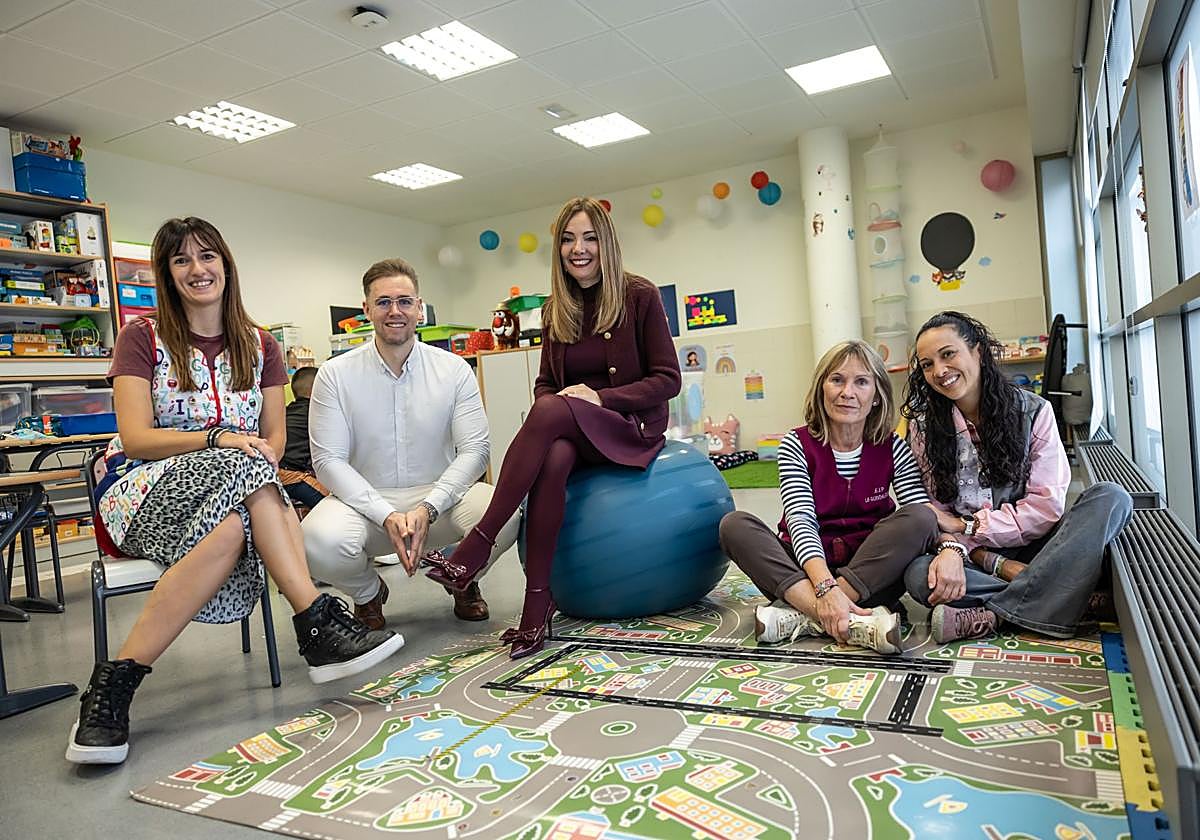 Sara Sardón, David Martínez, Marta Terroba, Pilar Castaño y Elisa Mantilla, en el espacio de inclusión del colegio La Guindalera de Logroño.
