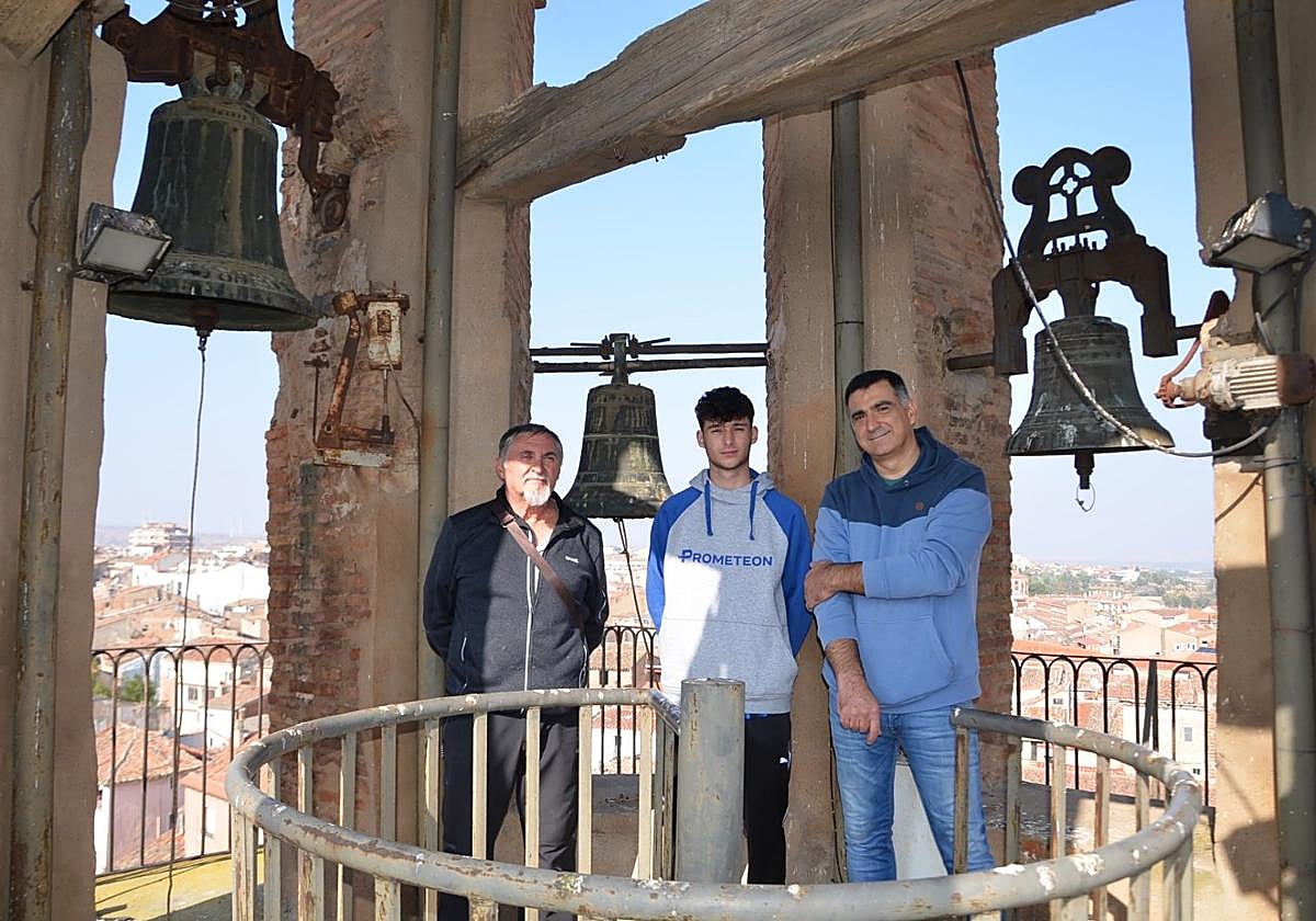 José Manuel Domínguez, de Amigos de la Historia, e Iago y Rafa Puy, en el campanario de San Andrés.