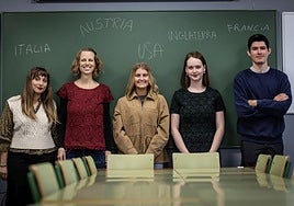 Mónica Magnin, Úrsula North, Natalie Beinlich, Jess Halford y Esteban Uriarte (de izquierda a derecha) en una de las aulas de la Escuela Oficial de Idiomas, en Logroño, donde residen actualmente.