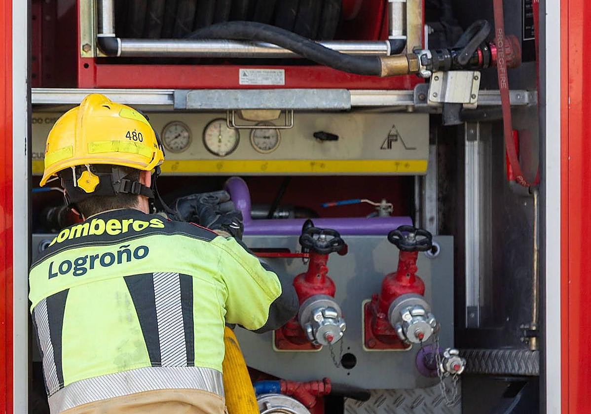 Un incendio en un pabellón abandonado en Logroño afecta a mobiliario, colchones y otros enseres