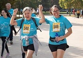 Dos participantes de la carrera popular 'La salud mental: una carrera de fondo'.