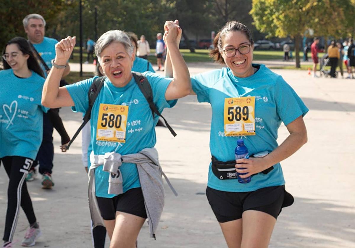 Dos participantes de la carrera popular 'La salud mental: una carrera de fondo'.