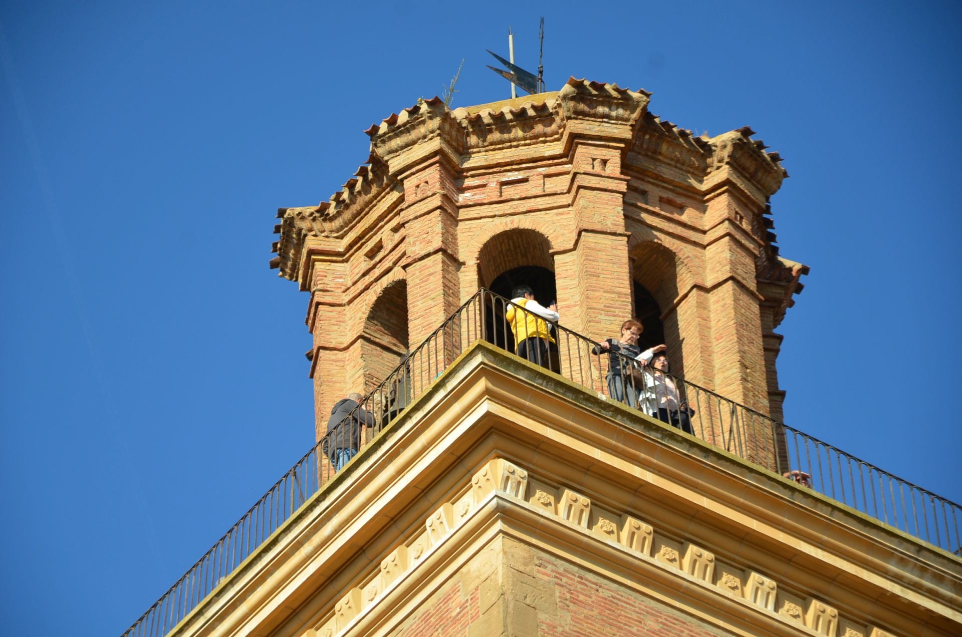 La visita a la torre de San Andrés y sus campanas, en imágenes